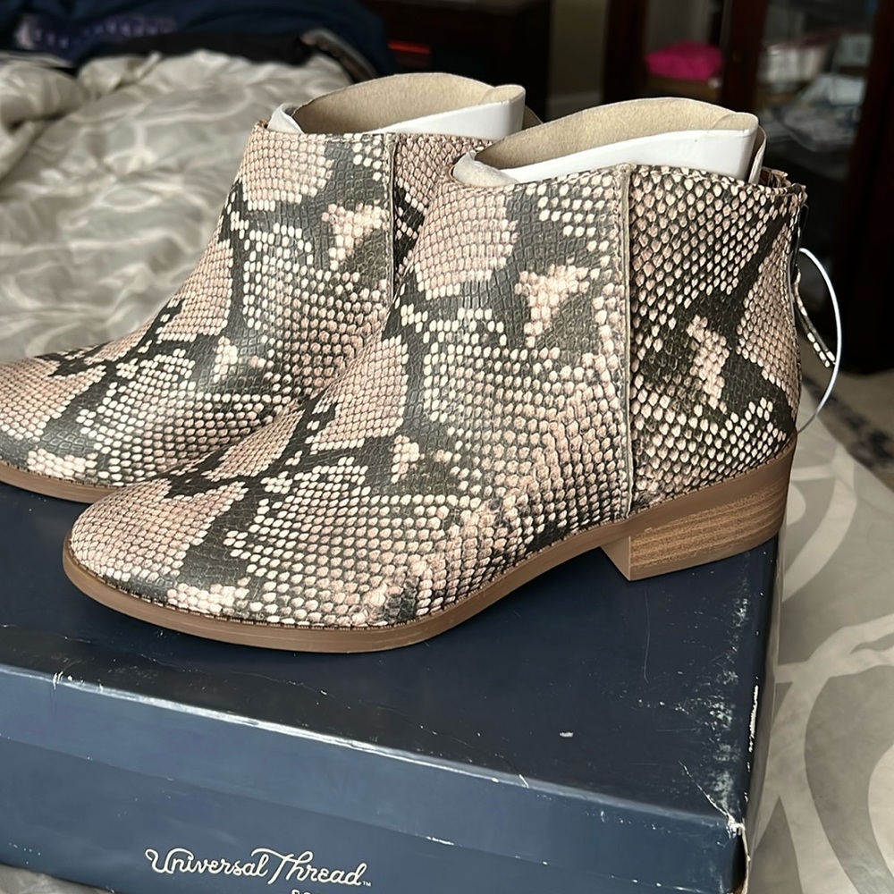 New inbox, universal thread, python, print boots, size 7 1/2 - Picture 2 of 5